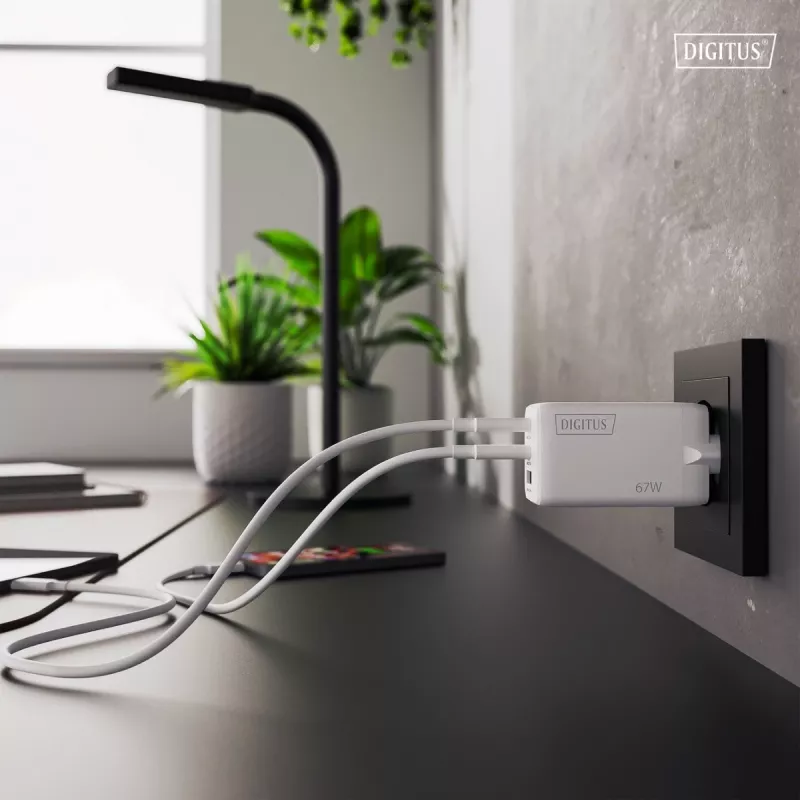 Wandoplader DIGITUS DA-10303 67W GaN, 2× USB-C + 1× USB-A, 100–240V, wit