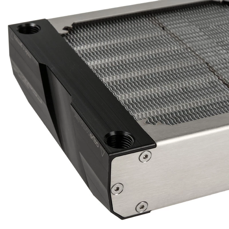 Radiatorblok Aqua-Computer 33701 — aluminium/koper/rvs, 160×140×40 mm, zilver