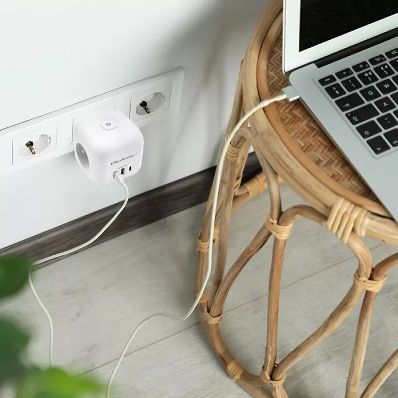 Stekkerdoos QOLTEC 52548 met 3× AC-stopcontacten en USB-aansluiting