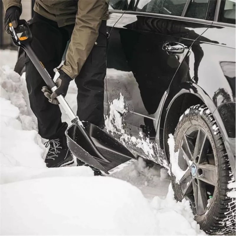 Fiskars auto-sneeuwschep met telescoopsteel X-SERIES