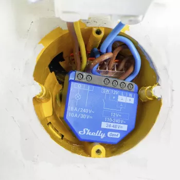 Slimme schakelaar Shelly 1 Gen4 — draadloos 240 V AC, Wi‑Fi 2.4 GHz, Bluetooth 5.0, ZigBee, kunststof behuizing 42×16×37 mm