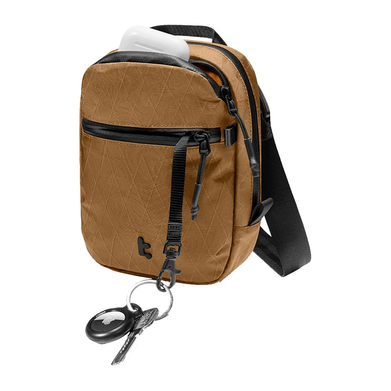 Reistas Tomtoc Aviator-T37 met schouderband, X-Pac-stof, bruin