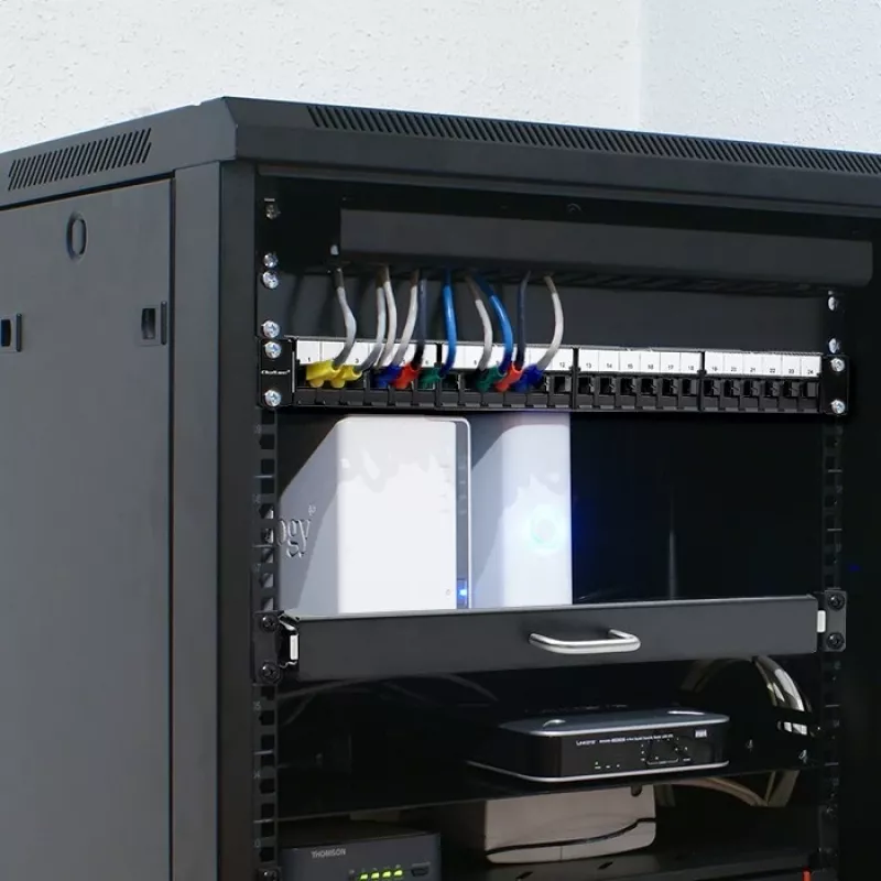 Qoltec 54516 patchpaneel voor 19-inch rack, 24 poorten, 1U, UTP, zwart