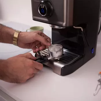 Espressomachine Black & Decker BXCO1200E — 1200 W, 15 bar, 1,2 L watertank, 2 kopjes, geïntegreerde melkopschuimer, voor het aanrecht, zilver