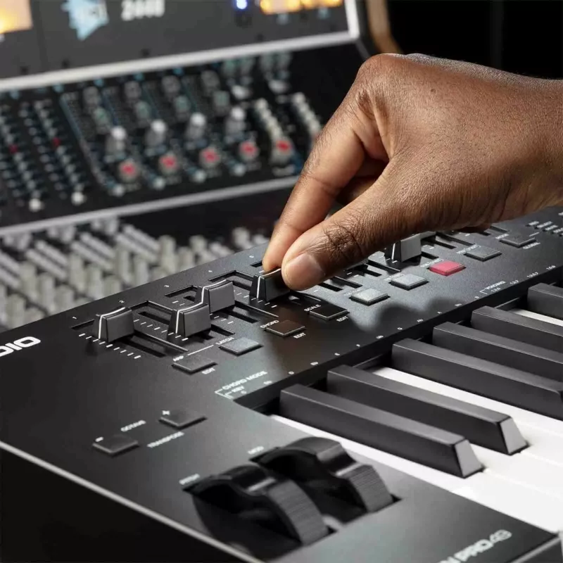 M-Audio Oxygen Pro 49 MIDI-toetsenbordcontroller — 49 toetsen, 16 pads, 9 faders, OLED-display, USB, MIDI-out