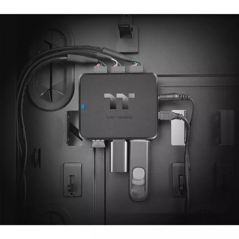 Thermaltake H200 PLUS interne USB-hub – TT Premium Edition – hub – 3 x USB 2.0 + 3 x USB 2.0 (intern)