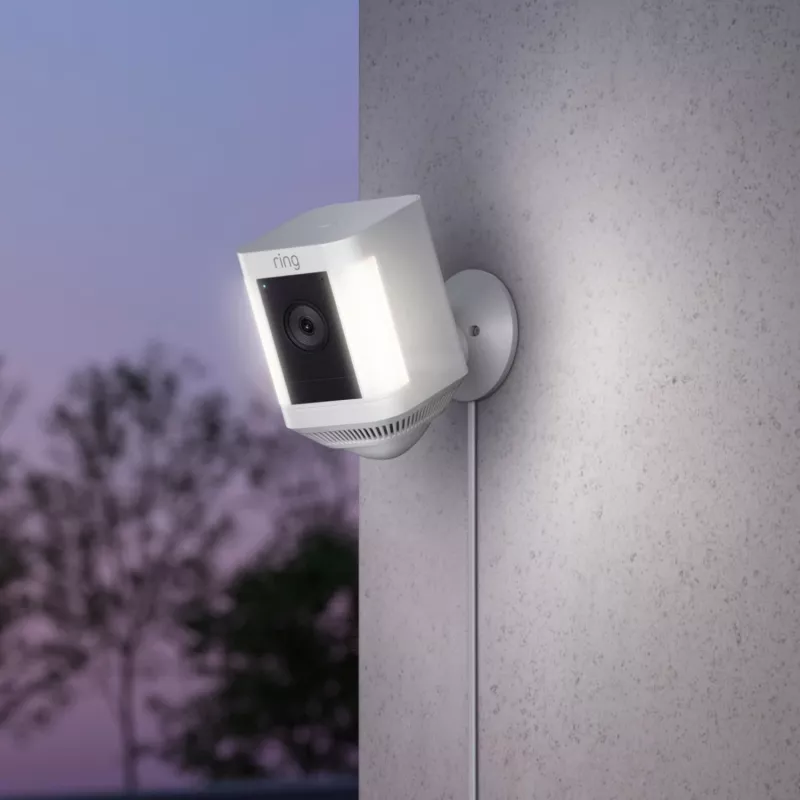 Ring Spotlight Cam Plus Plug-In netwerk-bewakingscamera voor buiten