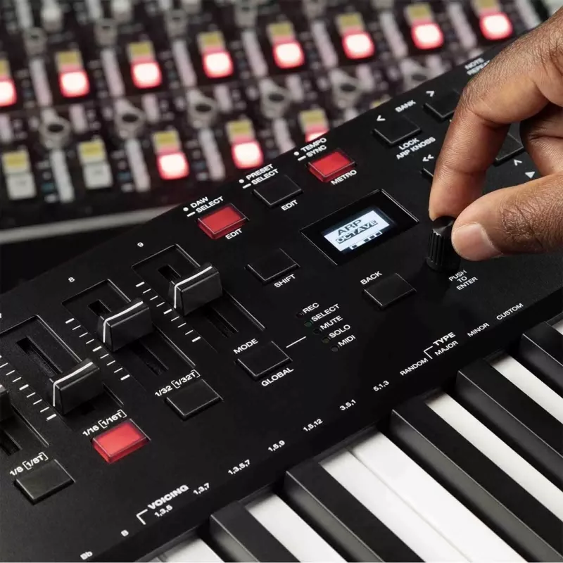 M-Audio Oxygen Pro 49 MIDI-toetsenbordcontroller — 49 toetsen, 16 pads, 9 faders, OLED-display, USB, MIDI-out