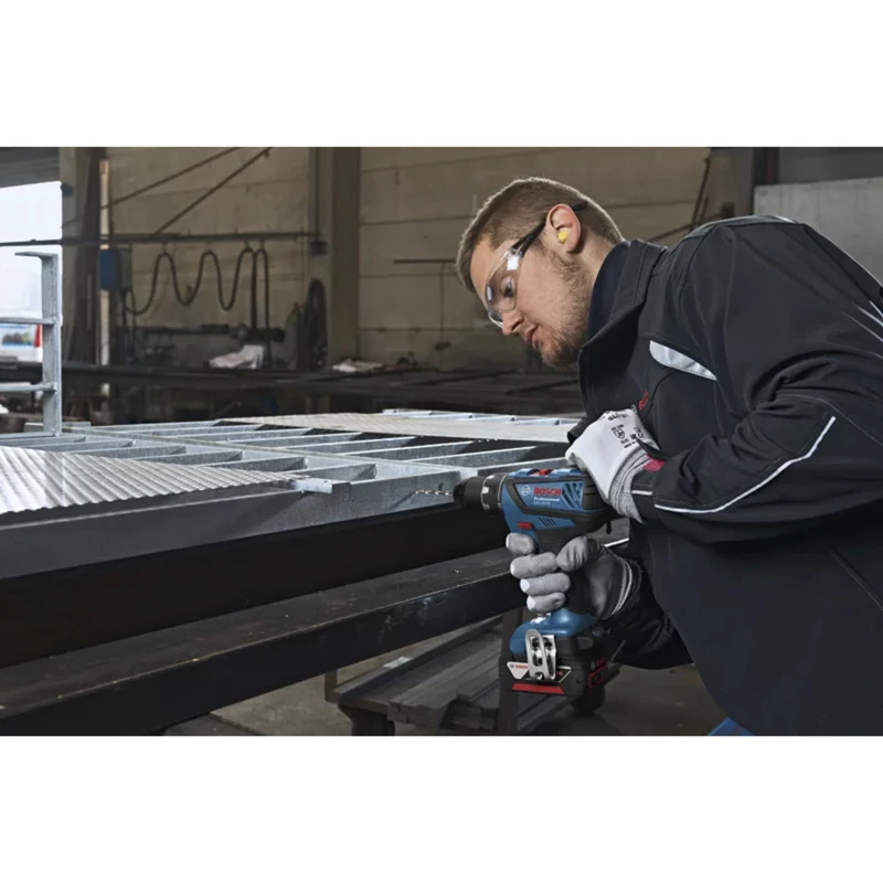 Accuboormachine Bosch GSR 18V-28 met 18V-systeem en 2×3,0-Ah-accu's