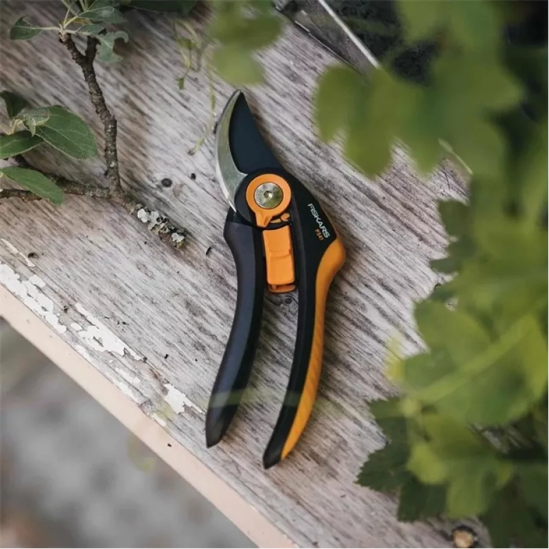 Fiskars Plus SmartFit P541 tuinsnoeischaar bypass zwart, oranje