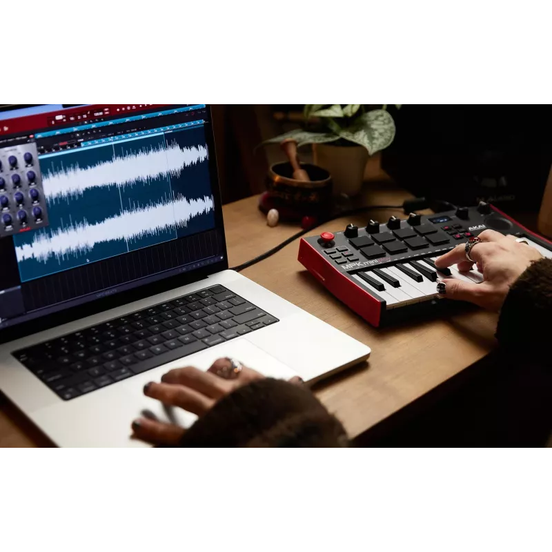 Akai MPK Mini Play MK3 MIDI-controllerkeyboard met padcontroller, USB, zwart/rood