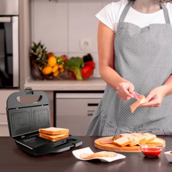 Sandwichtoaster Black & Decker BXSA753E — 2 sandwiches, 750 W, antiaanbakplaten, 215×125 mm grilloppervlak, compact RVS