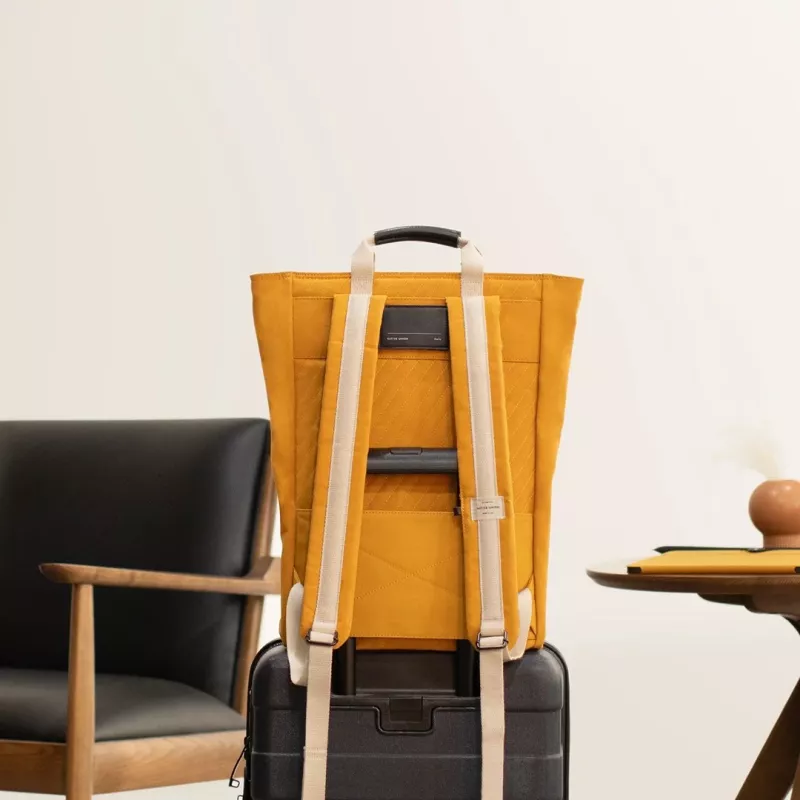 Lässiger rugzak Native Union W.F.A Backpack geel 100% gerecycled PET