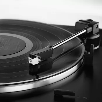 Audio Technica unisex AT-LP60XUSB volautomatische platenspeler met riemaandrijving, analoog & USB, zwart