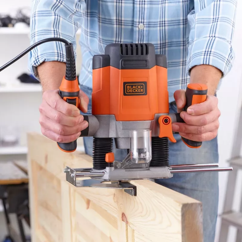 Router/trimmer Black & Decker KW1200EKA-QS — compacte bovenfrees met instelbare diepte-instellingen, ergonomisch ontwerp