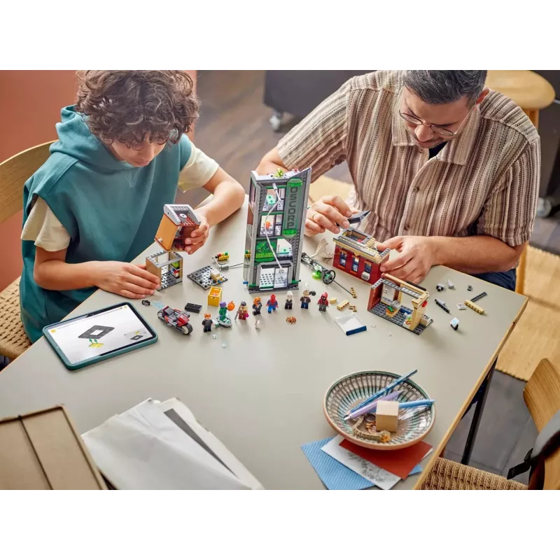 LEGO Marvel Set 76324 Spider-Man vs. Oscorp, 808 onderdelen, 8 minifiguren, vanaf 10 jaar