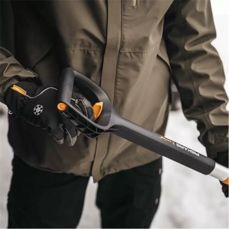 Fiskars auto-sneeuwschep met telescoopsteel X-SERIES