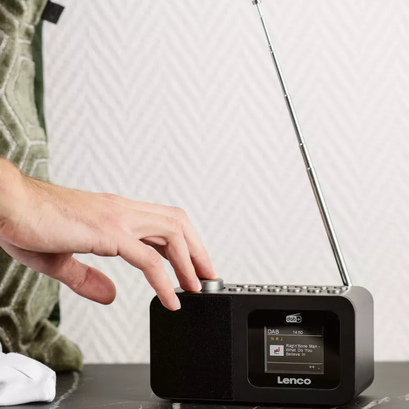 Lenco CR-625BK DAB+/FM-wekkerradio met Bluetooth en draadloos opladen, zwart