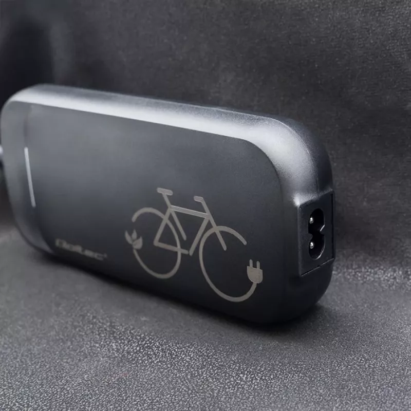 E-bike-oplader QOLTEC 50332 — 36V/42V uitgang, 2A, 5,5×2,1 mm stekker
