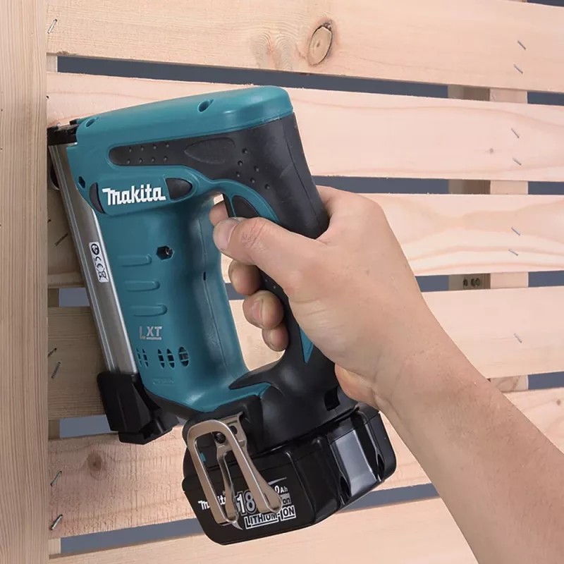 Makita DST221Z nietmachine/tacker accu-tacker