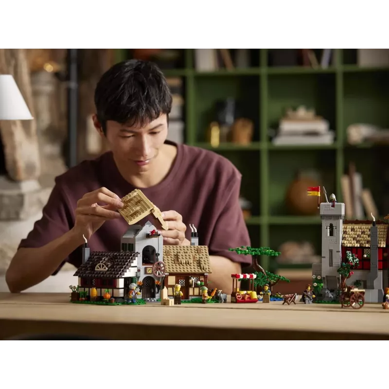 LEGO ICONS 10332 Middeleeuwse Marktplaats