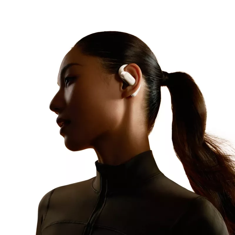 Open-ear draadloze headset Shokz OpenFit 2 — Bluetooth 5.4, IP55, botgeleiding, 11 uur weergave (48 uur met case), USB‑C, beige
