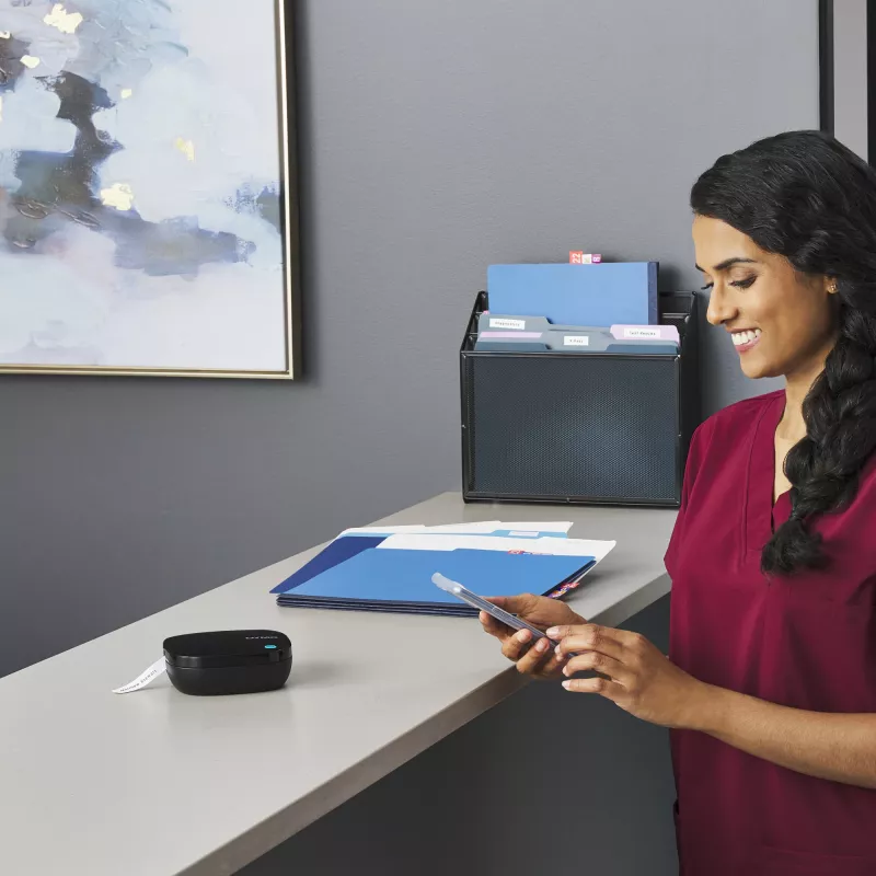 DYMO LetraTag 200B Bluetooth Labelprinter | Compacte labelprinter | Verbindt via draadloze Bluetooth-technologie met iOS en Android | Inclusief 1 wit papieren etiketlint | Zwart