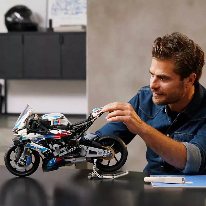 LEGO Technic motorfietsmodel BMW M1000RR 42130 met gedetailleerde motor en werkende vering