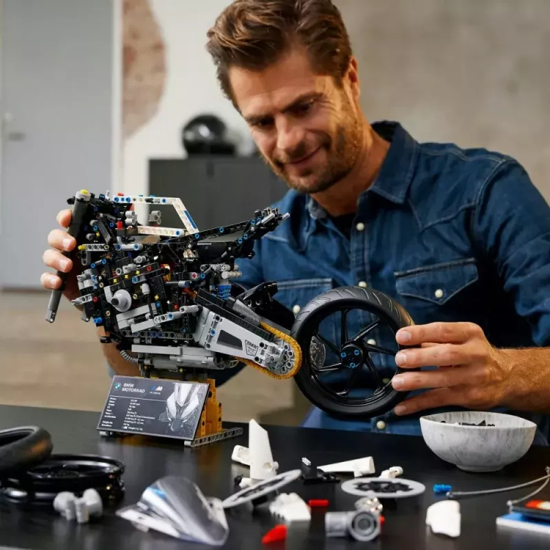 LEGO Technic motorfietsmodel BMW M1000RR 42130 met gedetailleerde motor en werkende vering