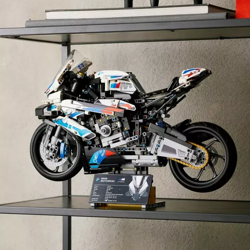 LEGO Technic motorfietsmodel BMW M1000RR 42130 met gedetailleerde motor en werkende vering