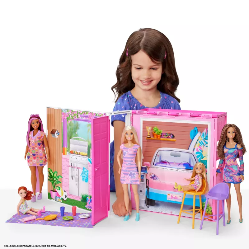 Barbie Getaway poppenhuis met pop, 4 speelgebieden en 11 decoratieaccessoires