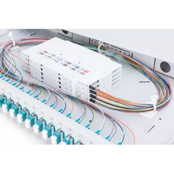 DIGITUS glasvezel-lasdoos met schuifdeksel, 1U, voorzien van 24x LC Duplex, incl. M25 wartel, lascassette OM3 gekleurde pigtails, adapter