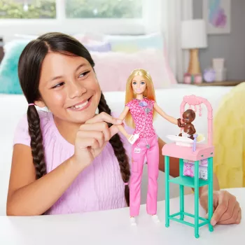 Barbie Baby Doctor pop met blonde modepop, 1 babypop, meubels & accessoires
