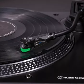 Audio-Technica AT-LP120XUSB platenspeler met directe aandrijving (analoog & USB), zilver