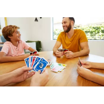 UNO kaartspel afleggen