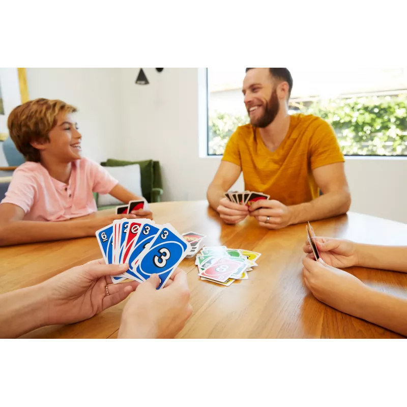 UNO kaartspel afleggen