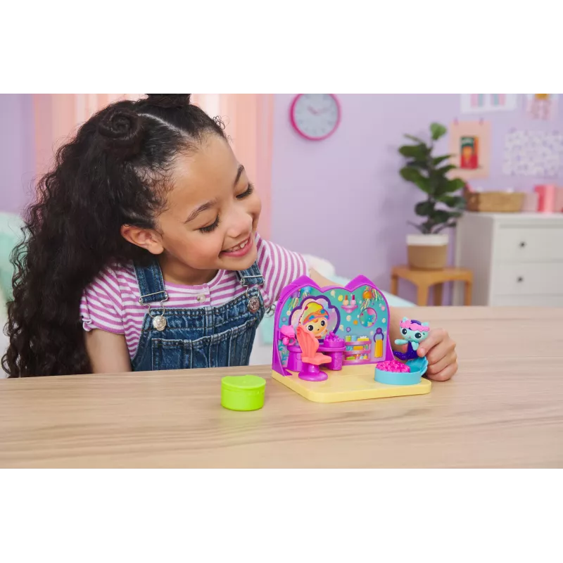 Deluxe kamer speelset Spin Master Gabby's Dollhouse – Wellness Room met stokstaartje-speelfiguur