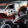 Monster Jam, Marvel Officiële Iron Man Vs. War Machine die-cast monstertrucks, schaal 1:64, speelgoed voor jongens en meisjes vanaf 3 jaar