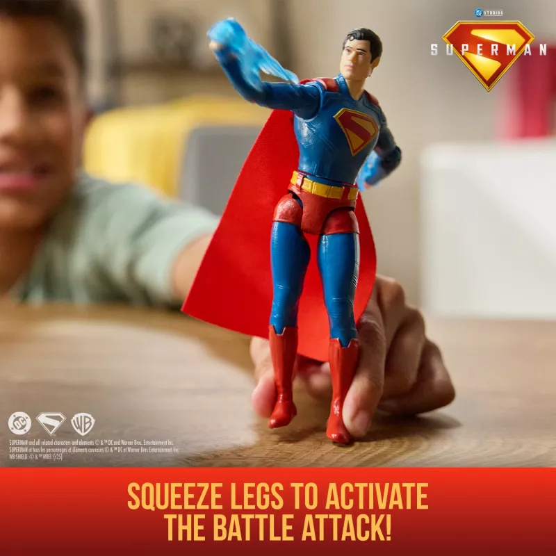 DC Comics, SUPERMAN Epic Strike actiefiguur, 15 cm groot, authentieke filmstyling, inclusief 2 accessoires, speelgoed voor jongens en meisjes vanaf 4 jaar
