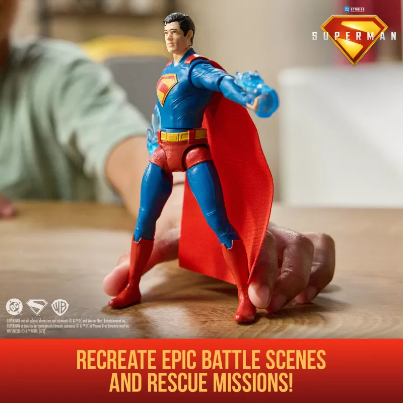 DC Comics, SUPERMAN Epic Strike actiefiguur, 15 cm groot, authentieke filmstyling, inclusief 2 accessoires, speelgoed voor jongens en meisjes vanaf 4 jaar