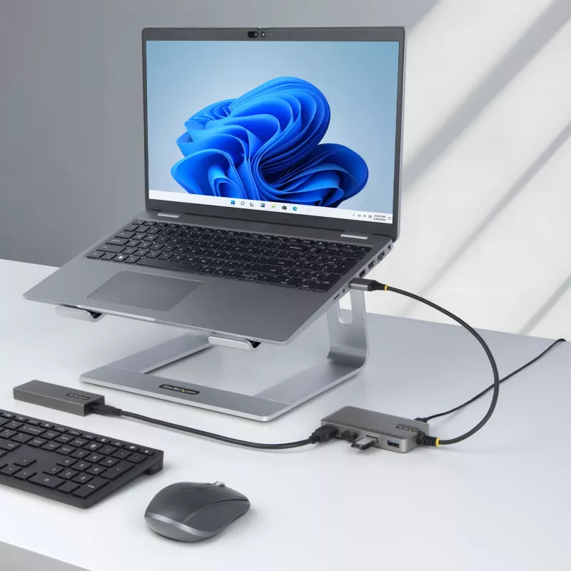 StarTech.com 4-poorts USB-hub – USB 3.0 5 Gbit/s, busgevoed, USB-A naar 4x USB-A-hub met optionele hulpstroomingang – draagbare desktop-/laptop-USB-hub, 30 cm kabel, USB-uitbreidingshub