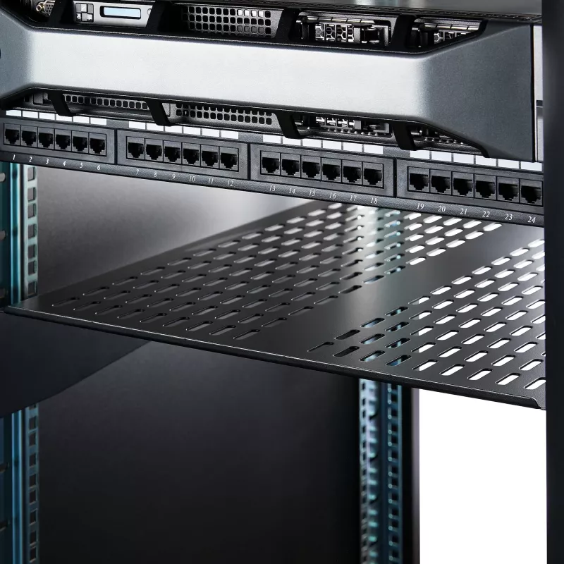 StarTech.com CABSHELF22V 2U geventileerde vaste legplank voor serverrack, 19″, 22″ (55,9 cm) diep, tot 22 kg, staal, zwart