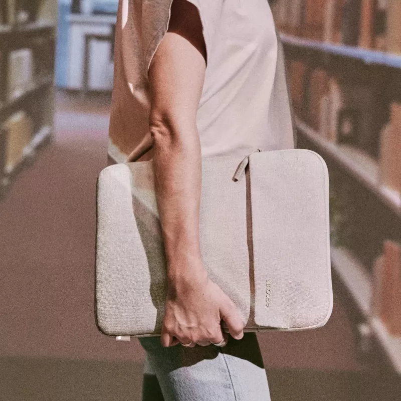 Incase Crosstown Sleeve met Woolenex voor 16-inch laptop