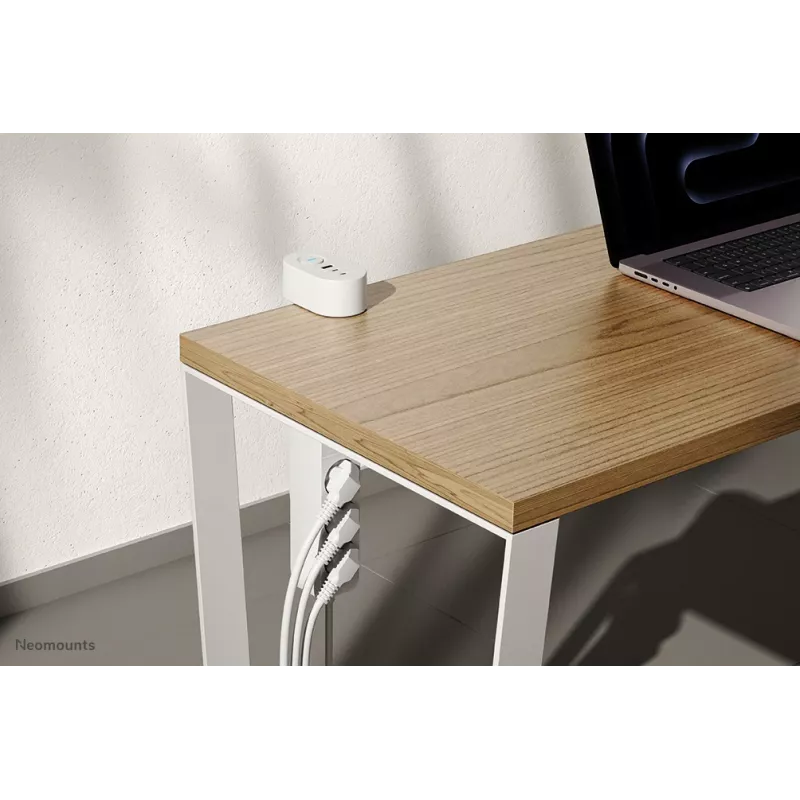 Neomounts DS22-840WH6 bureaucontactdoos met klem en USB-C- en USB-A-aansluitingen – snel opladen