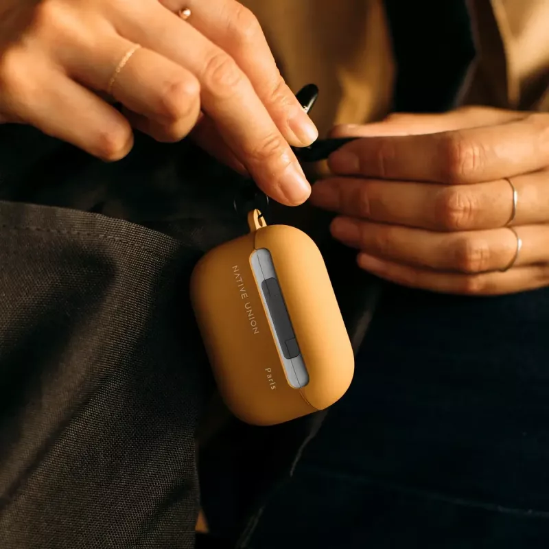 Native Union Roam hoesje voor AirPods Pro 2, aluminium, polycarbonaat, siliconen, staal, 16 g, geel