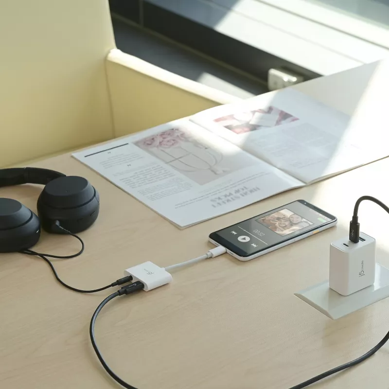 j5create JCA122 USB-C® naar 3,5-mm-audio-adapter met Power Delivery, zwart