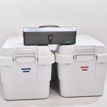 DYMO authentieke reliëfband | 9 mm x 3 m rol | witte opdruk op rood | zelfklevend | voor reliëfapparaten | 1 stuk