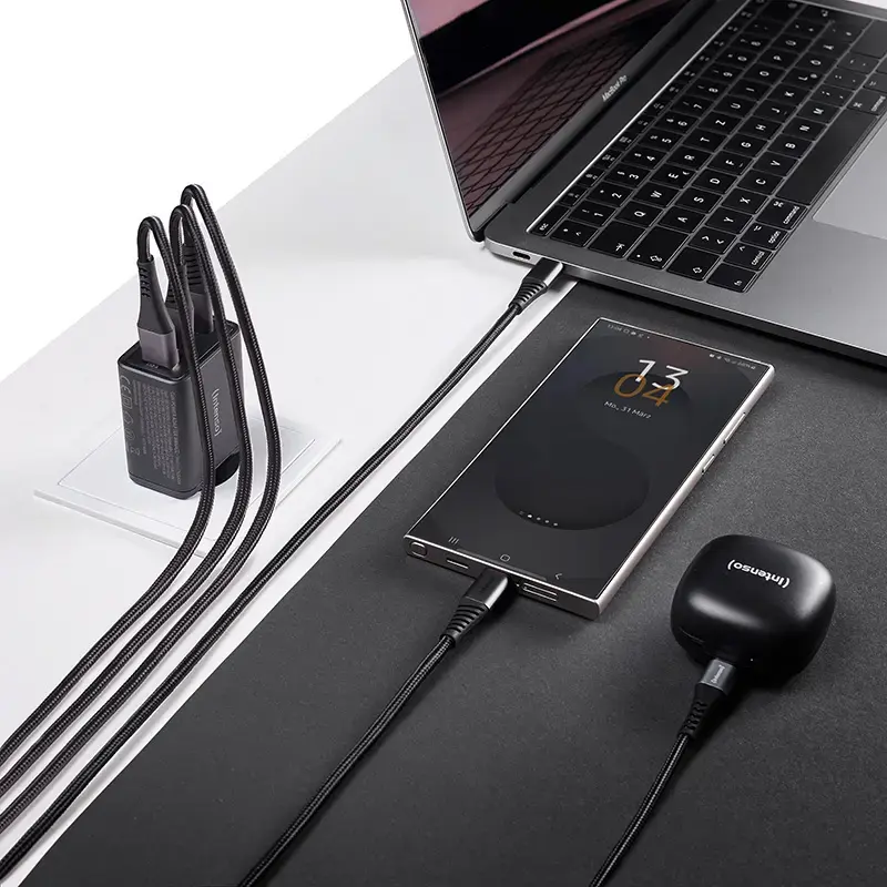 Voeding Intenso W65ACC USB-A- en USB-C-aansluitingen zwart