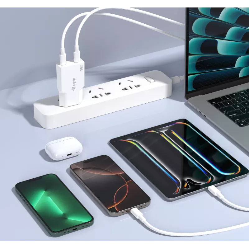 EQUIP 2-poorts 30W GaN slanke USB-C PD lader — 2 USB-C aansluitingen, ingang 100–240 V, max. 20 V uitgang, wit