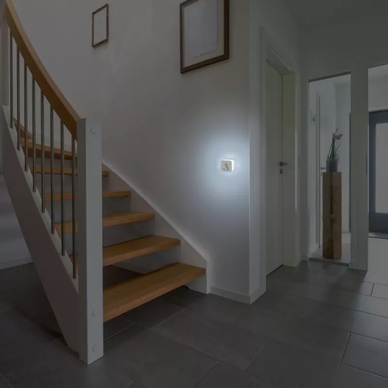 Hama 00223498 LED-nachtlampje met stopcontact, 2 USB-uitgangen, bewegings- en lichtsensor